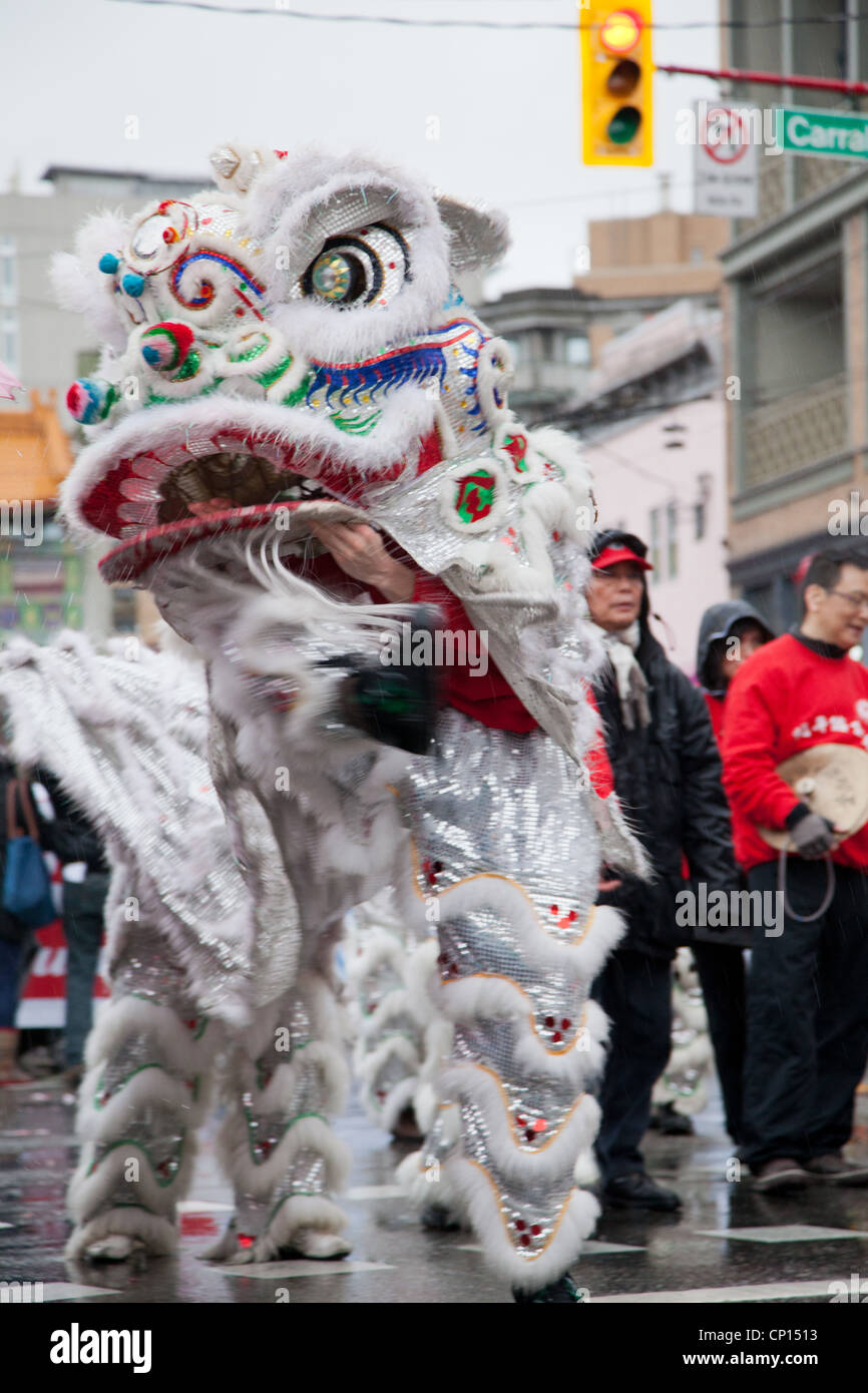 Un bel bianco dragon danze attraverso le strade di Vancouver China Town di durante il 2012 Nuovo anno lunare cinese parade. Foto Stock