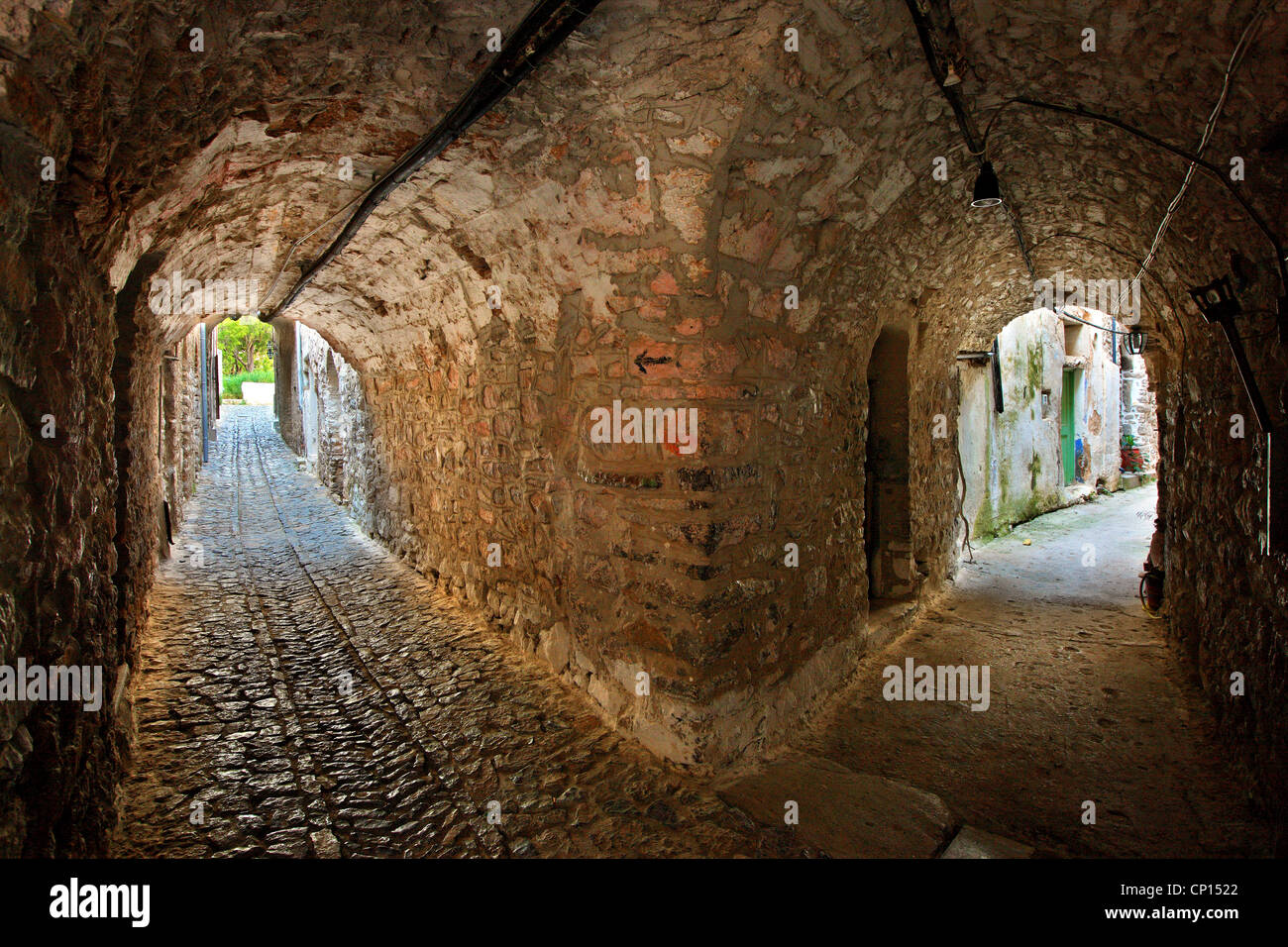 Bella vicolo del borgo medievale di Mesta, una delle più belle 'mastichochoria' ('mastic villaggi"), Chios, Grecia. Foto Stock