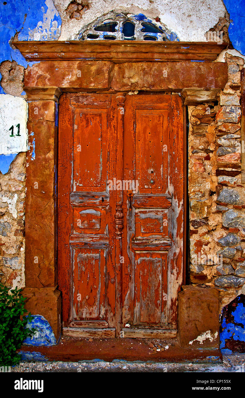 Bella la vecchia porta nel borgo medievale di Vessa, una delle 'Mastichochoria' ('mastic villaggi"), Chios Island, Grecia Foto Stock