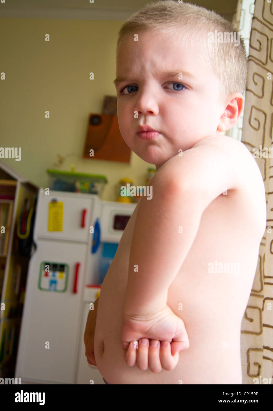 Ragazzo autistico con mano su anca in segno di protesta dell'immagine. Foto Stock