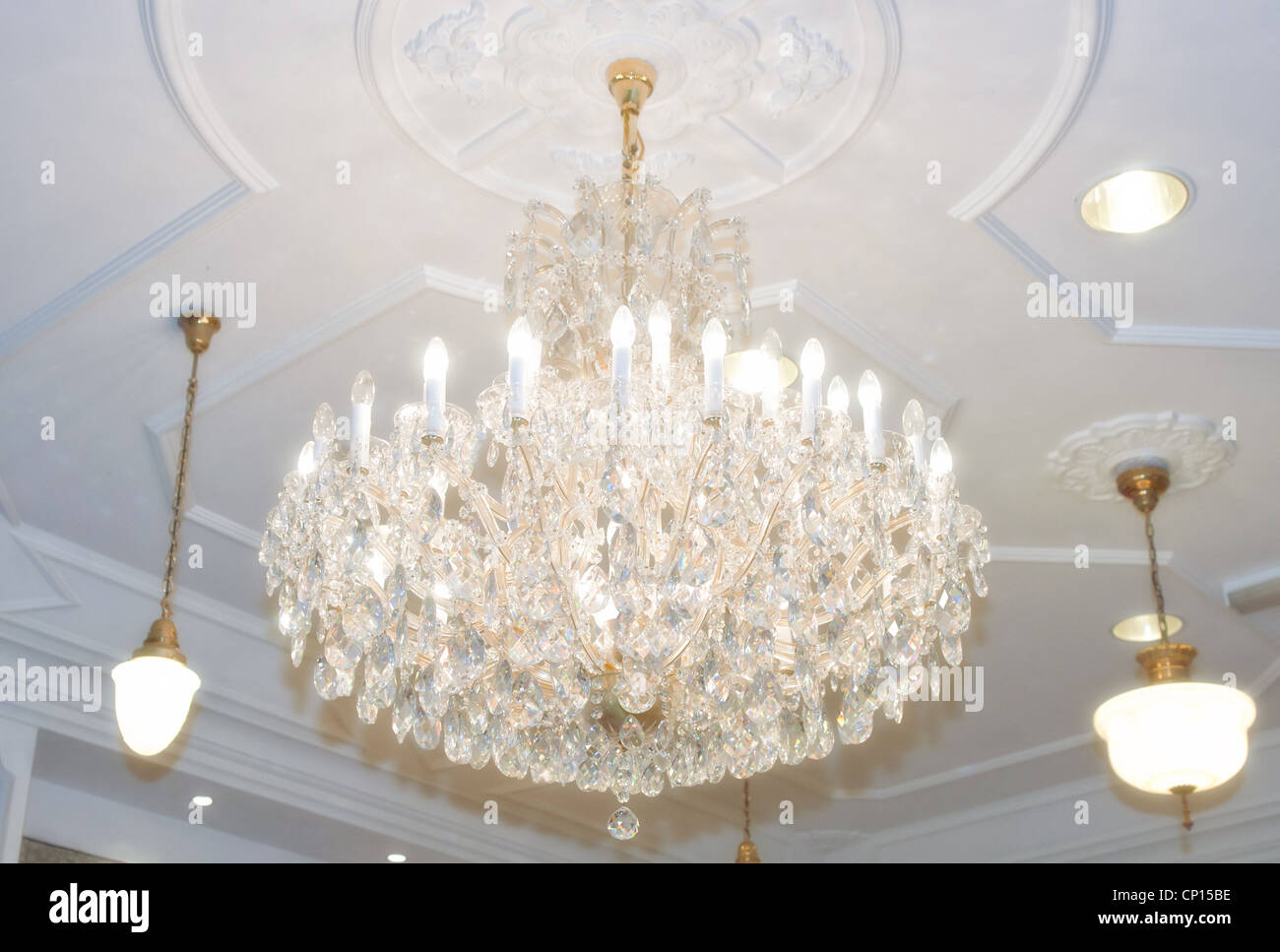 Splendido lampadario di cristallo pende dal soffitto Foto Stock