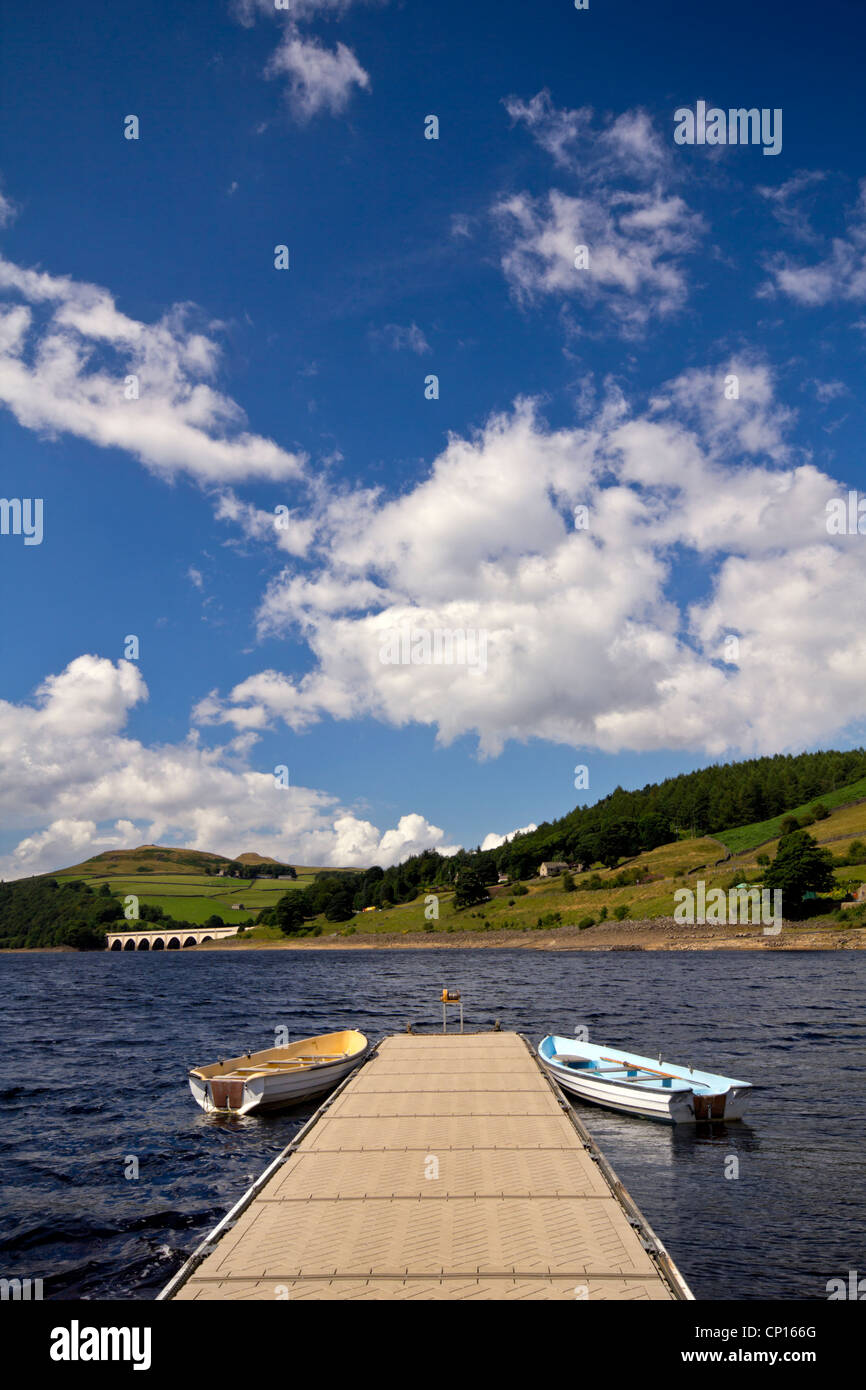 Jetty e barche da pesca sul serbatoio Ladybower , il più basso dei tre nella parte superiore della valle del Derwent nel Derbyshire, Inghilterra. Foto Stock