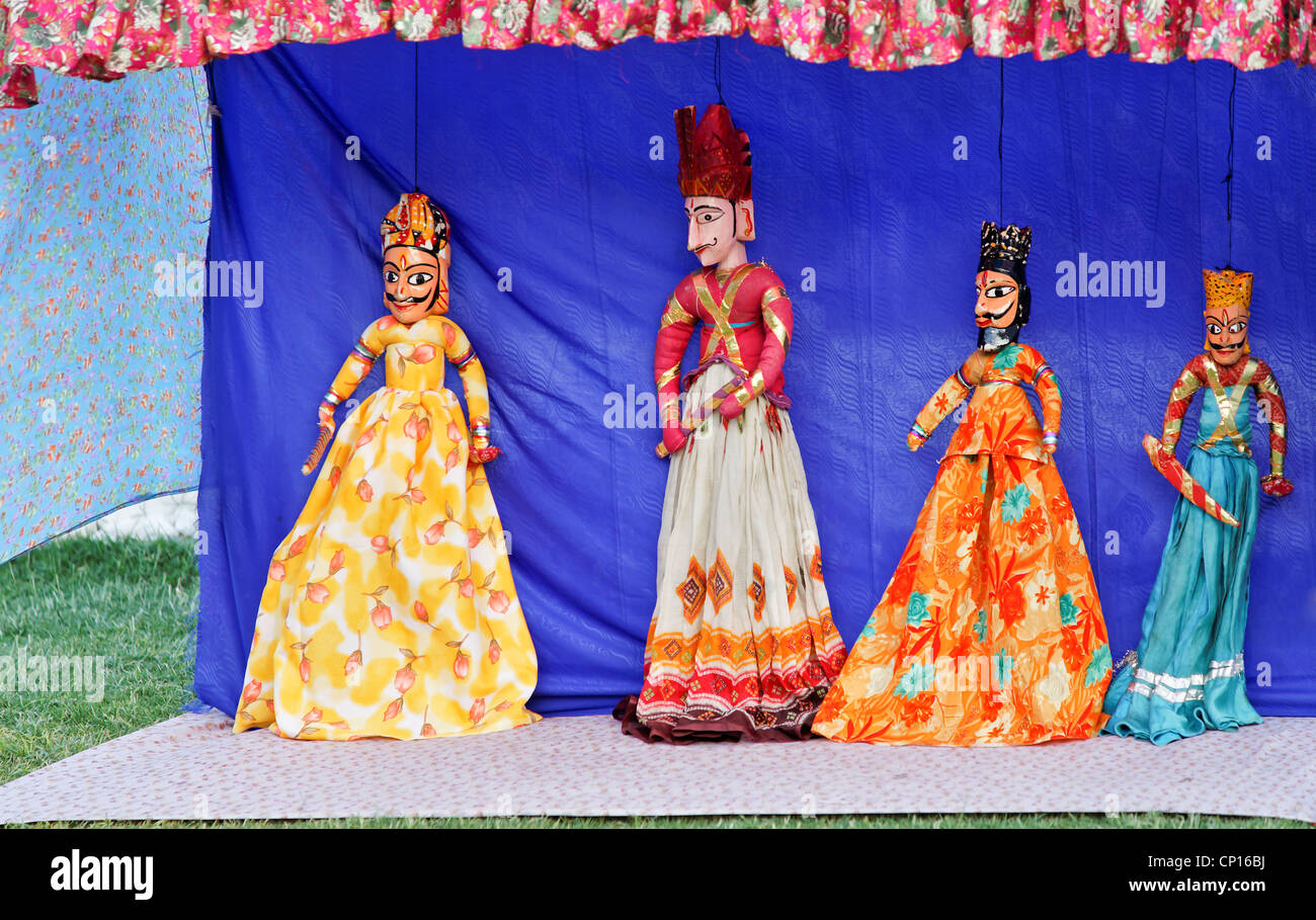 Rajasthan tribal spettacolo di marionette da artisti locali artigianali colorate vivacemente string bambole di ritrarre personaggi storici Foto Stock