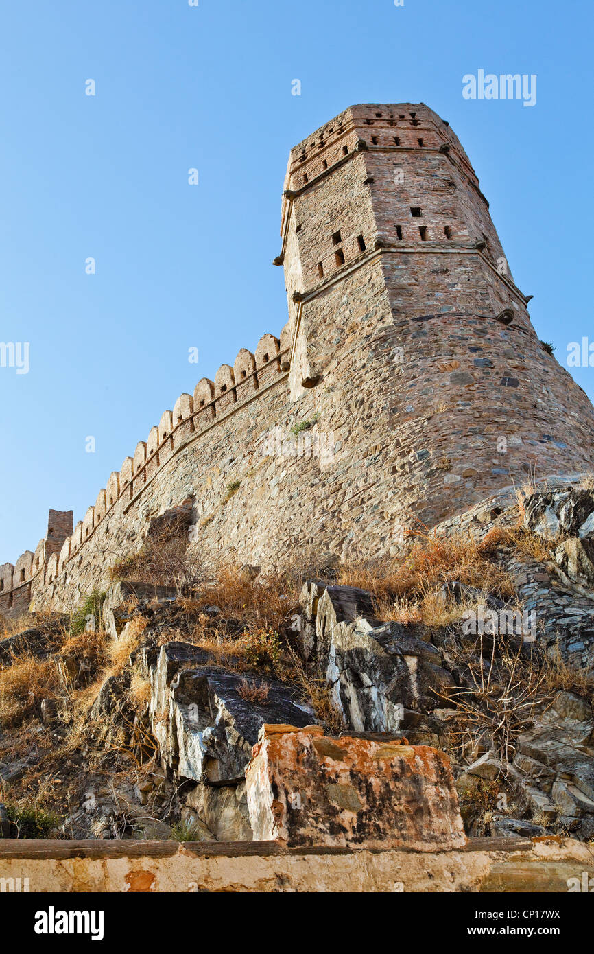 Leanining concettuale ritratto verticale di una torre di avvistamento Kumbhalghar Fort Rajasthan India mostra nono secolo architettura Foto Stock