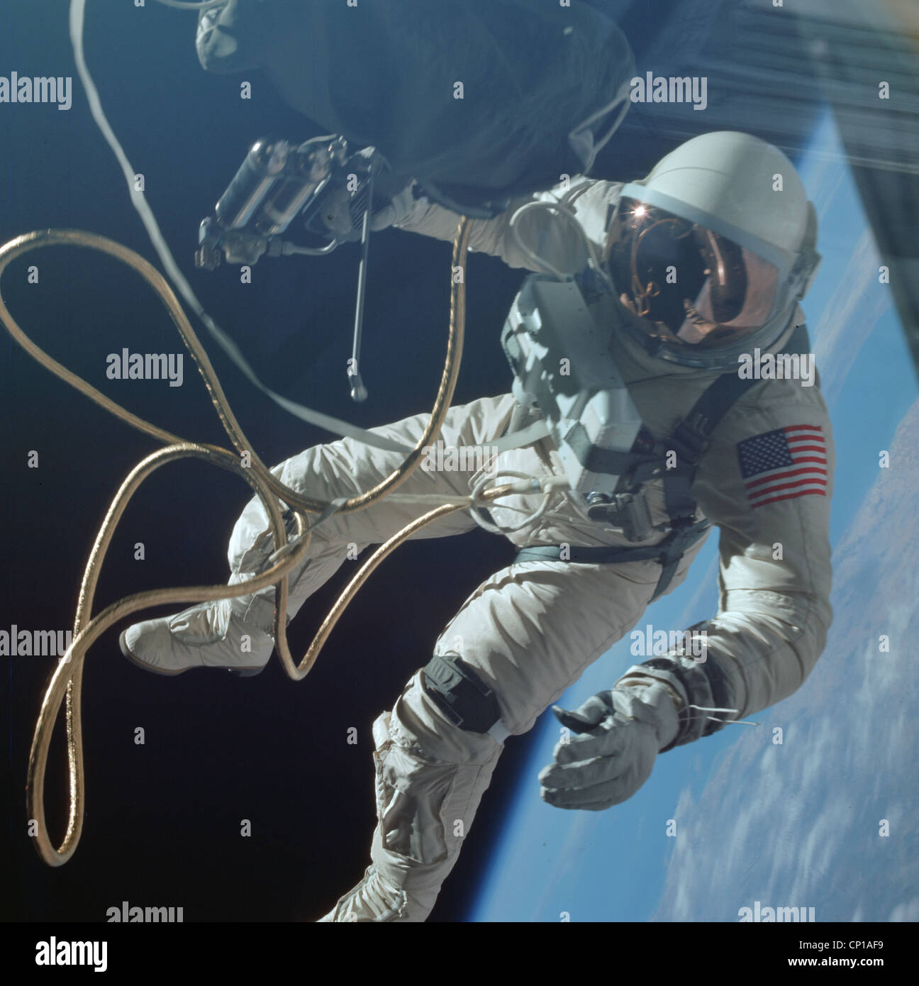 Gemini missione spaziale. Astronauta Edward galleggianti bianchi in assenza di gravità Foto Stock