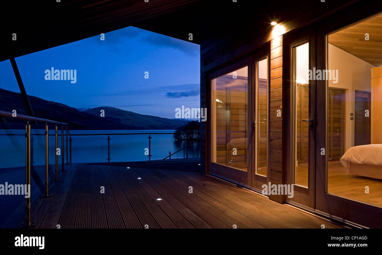 Accesa balcone di Balnearn Boathouse, Loch Tay, Perthshire. RIBA vincitore del Premio 2010. Foto Stock