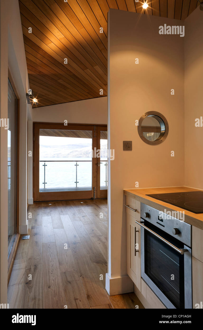 Cucina a pianta aperta e la sala da pranzo in Balnearn Boathouse, Loch Tay, Perthshire. RIBA vincitore del Premio 2010. Foto Stock