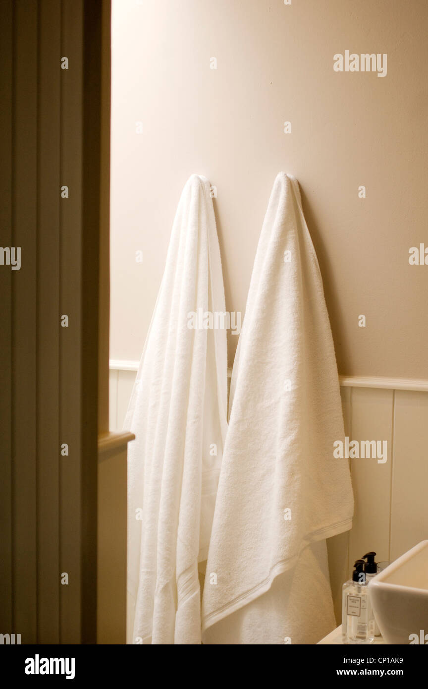 Asciugamani Bianchi appesi in una stanza da bagno Foto Stock
