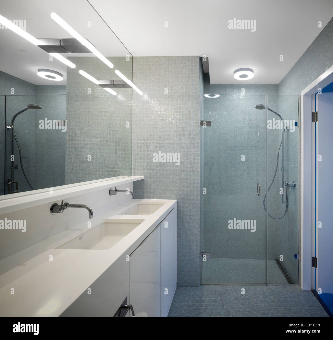 Mirroring di lavabo e doccia a Londra appartamento, Paolo Archer Design, Courtfield Gdns, Londra, Regno Unito. Foto Stock