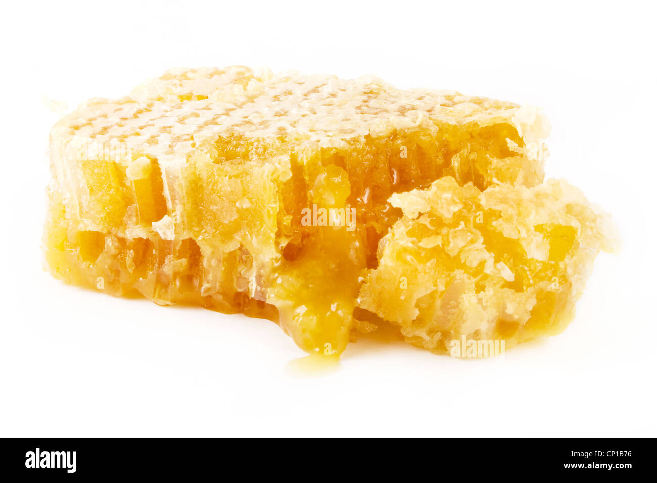 Fetta del favo di miele naturale su bianco Foto Stock