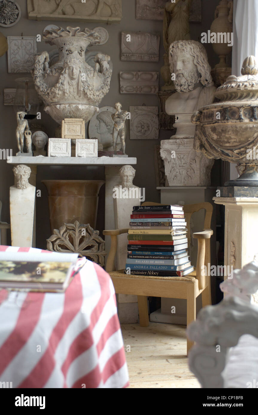 Raccolta di oggetti di antiquariato con libro impilato su sedie nella storica Nottinghill, Londra, Regno Unito. Foto Stock