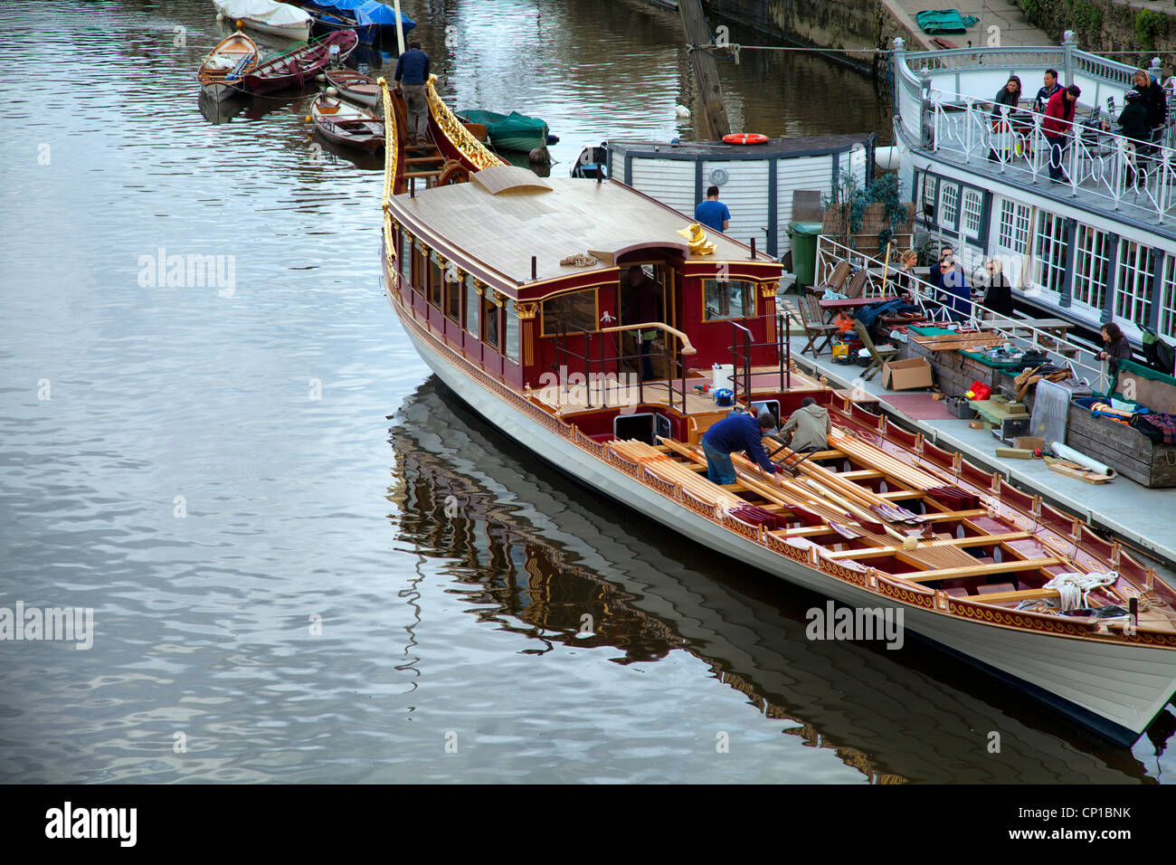 Queens Diamond Giubileo Barge essendo preparato sul fiume a Richmond Foto Stock