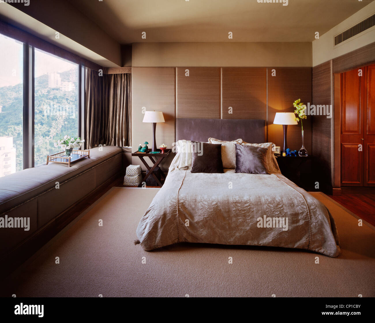 La serena camera da letto di un moderno appartamento cinese, midlevels,  Hong Kong Foto stock - Alamy