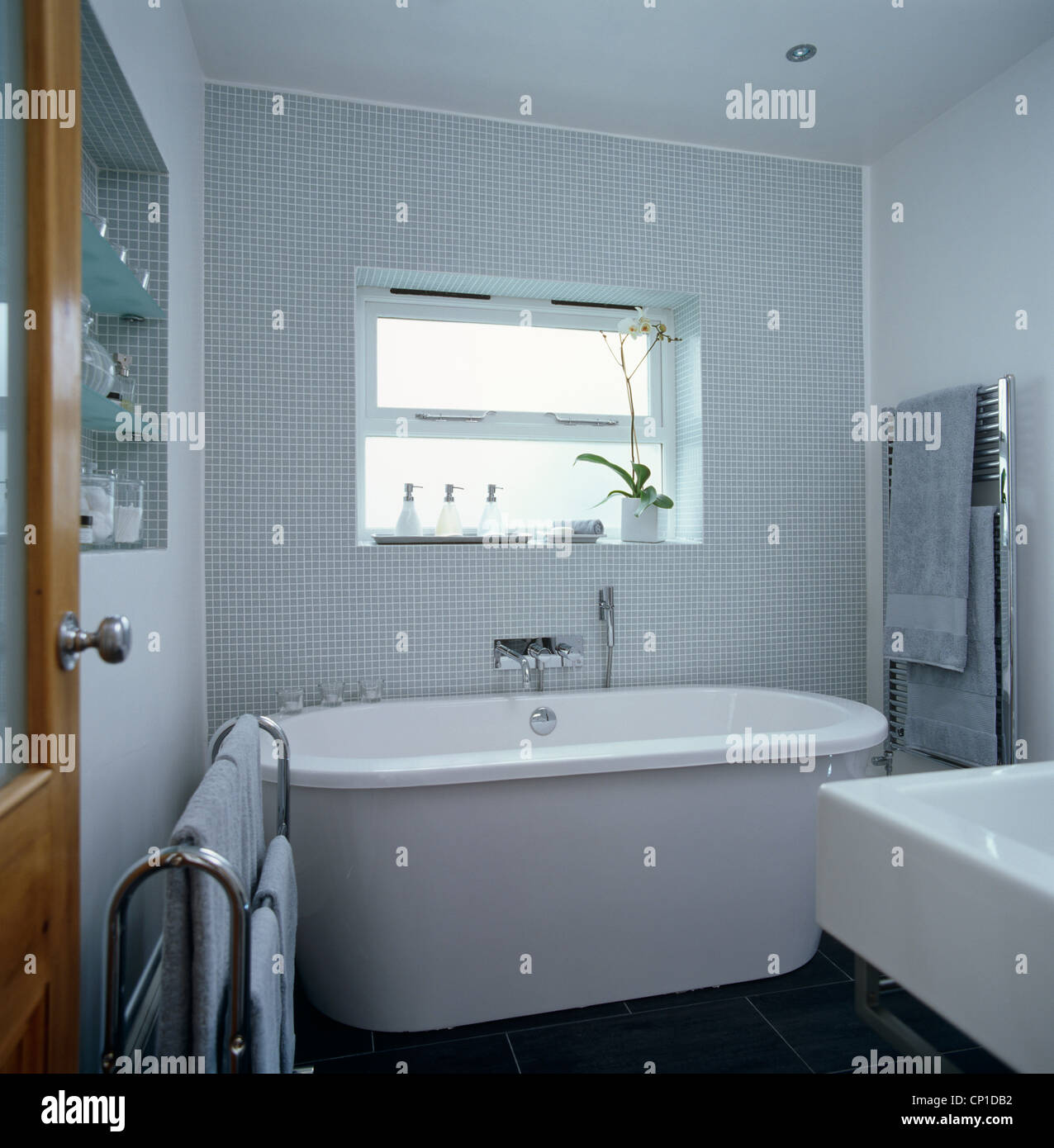 Vasca da bagno separata al di sotto della finestra nel bagno moderno Foto  stock - Alamy