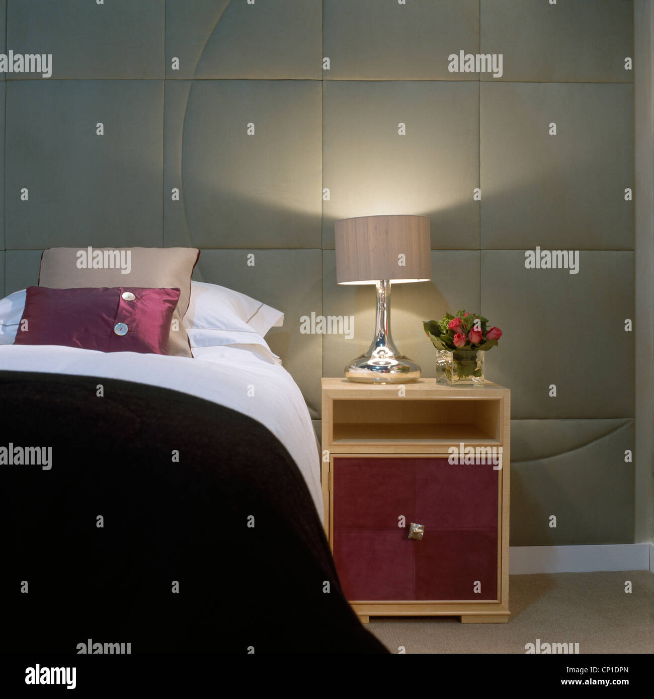 Accesa la lampada sul comodino accanto al letto matrimoniale in camera da  letto moderna Foto stock - Alamy