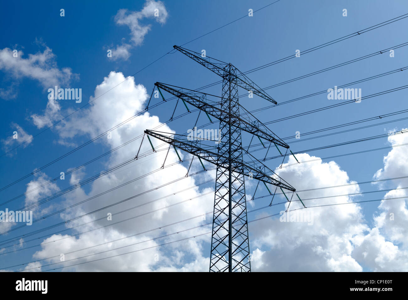 Energia elettrica ad alta tensione sulla linea di cielo blu con nuvole gonfi Foto Stock