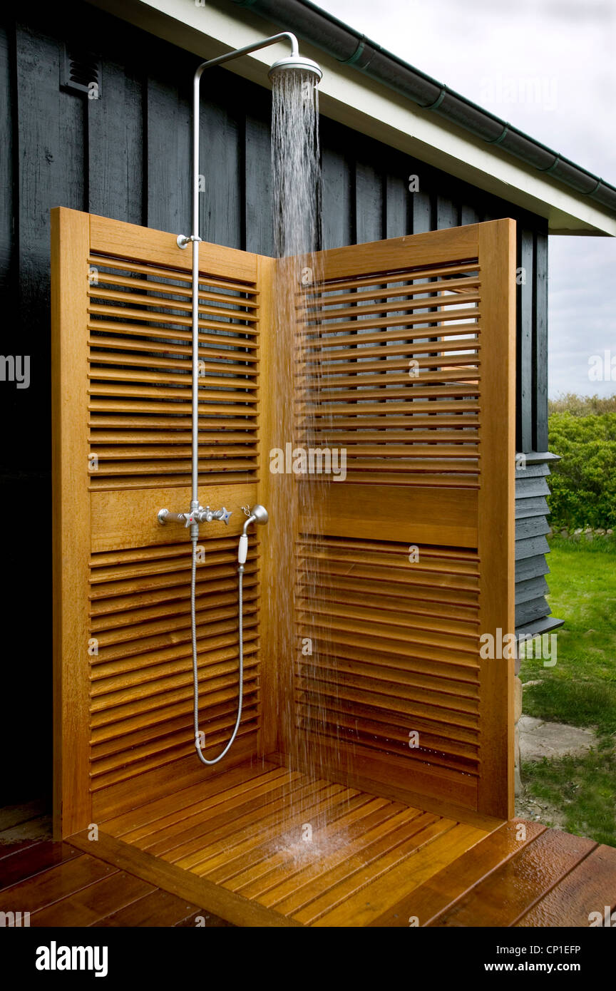 Di acqua dal rubinetto per doccia montaggio in doccia esterna con schermi  in legno Foto stock - Alamy