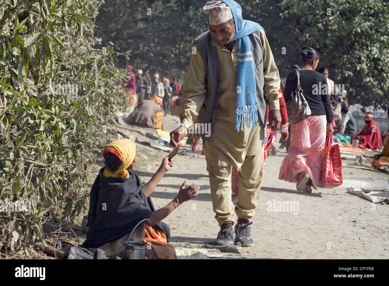Devoto dando alla donazione a sadhu,Ridi bazaar festival, Nepal Foto Stock