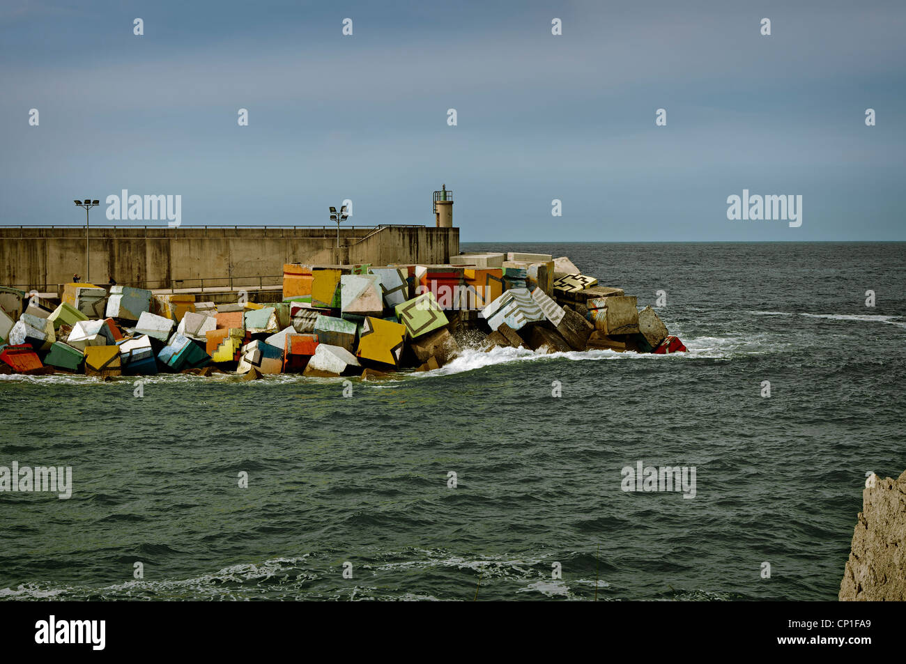 Cubi di memoria di Agustín Ibarrola sul molo del porto nel villaggio di Llanes Asturias, Spagna, Europa. Foto Stock