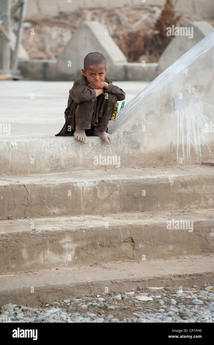 Pashtu giovane ragazzo siede sulla moschea passi nella provincia di Helmand in Afghanistan Foto Stock