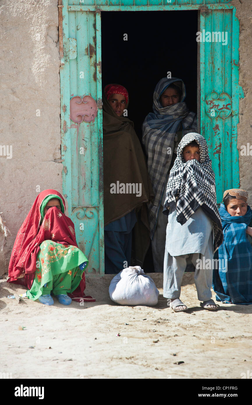 Pashtun bambini nel portale nella provincia di Helmand, Afghanistan Foto Stock