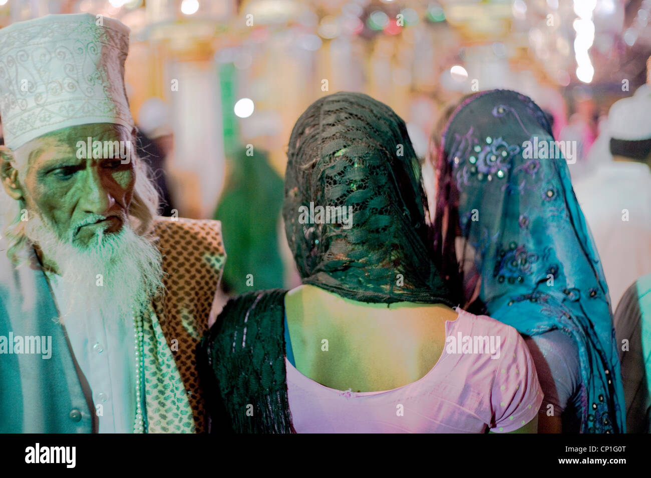 Musulmano devoto e hijras all'interno del Nizamuddin dargah a Delhi Foto Stock