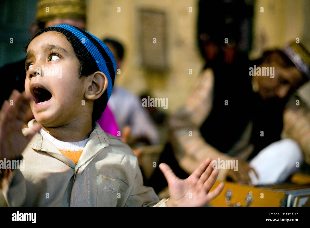 Ragazzo musulmano cantare qawwali al santuario Nizamuddin durante il festival annuale del santo Sufi, Delhi ,India Foto Stock