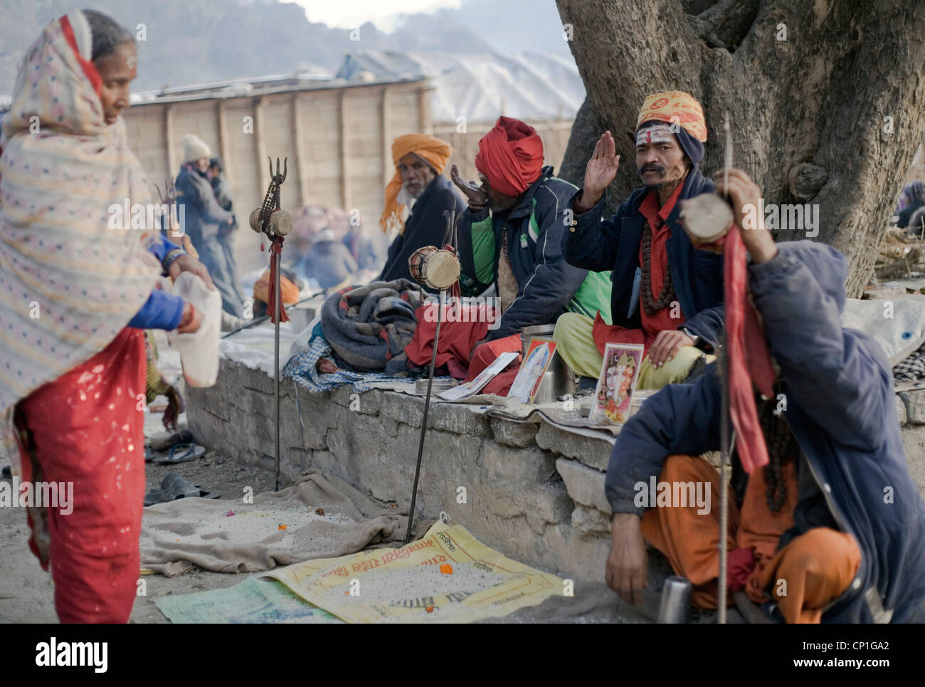 Devoto givng alms a sadhus a Ridi bazaar festival,Nepal Foto Stock