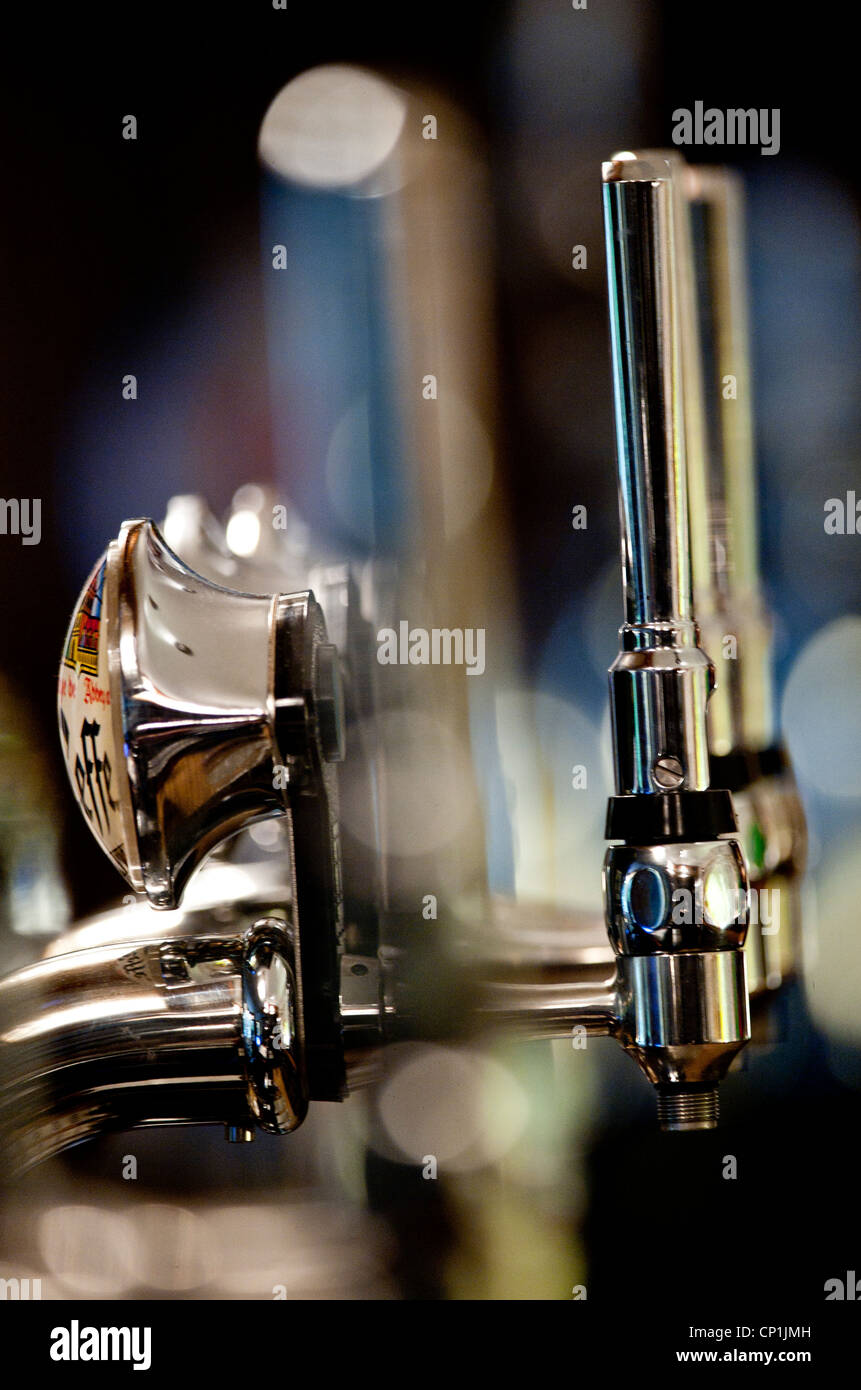 Foto da Darren birra fresca pompe in un pub in Brighton, Sussex, Regno Unito Foto Stock