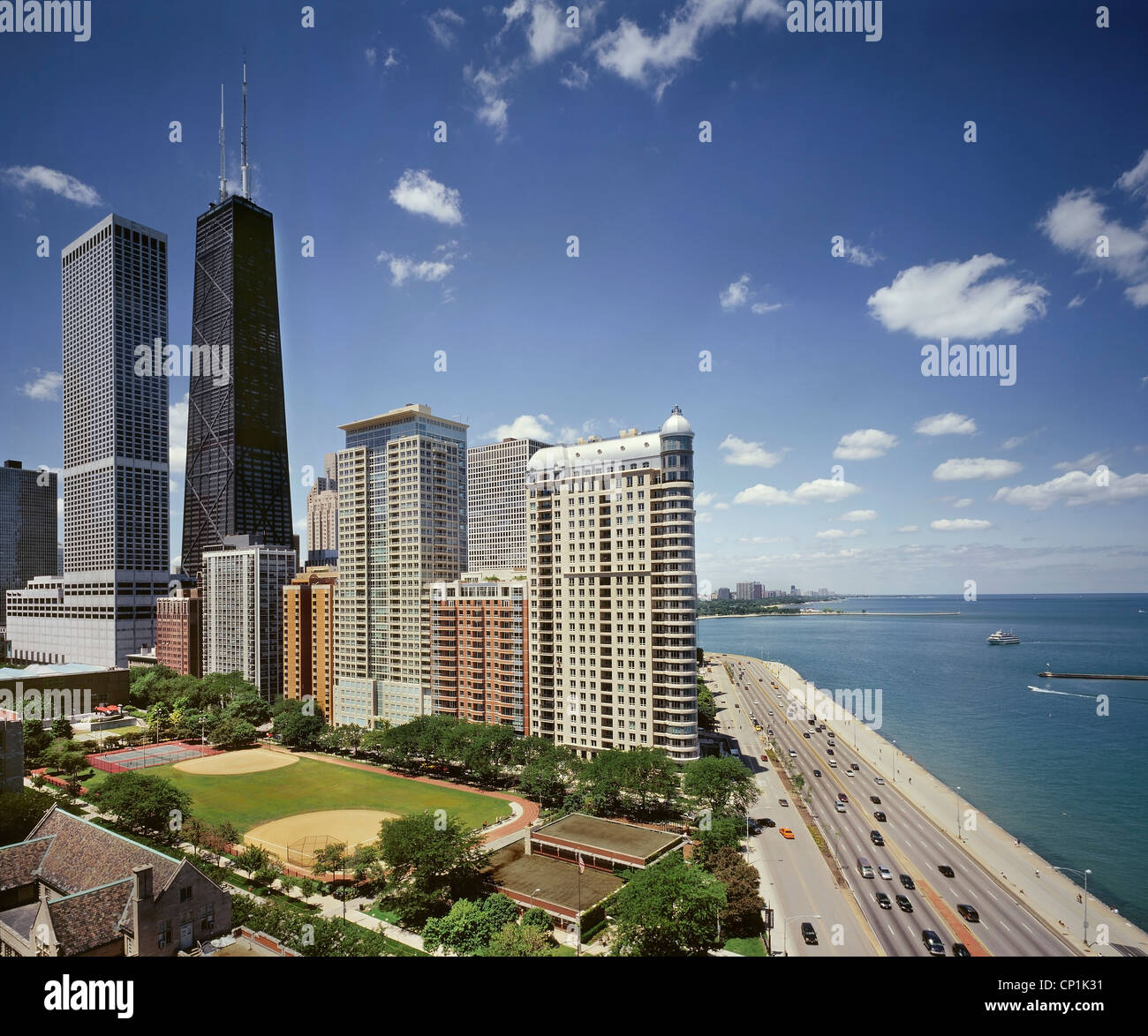 John Hancock Building & Condos su Lake Shore Drive con il lago Michigan, Chicago, Illinois, Stati Uniti d'America. Foto Stock
