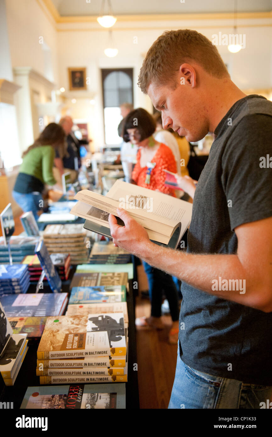 L'uomo la lettura di un libro a un festival del libro Foto Stock