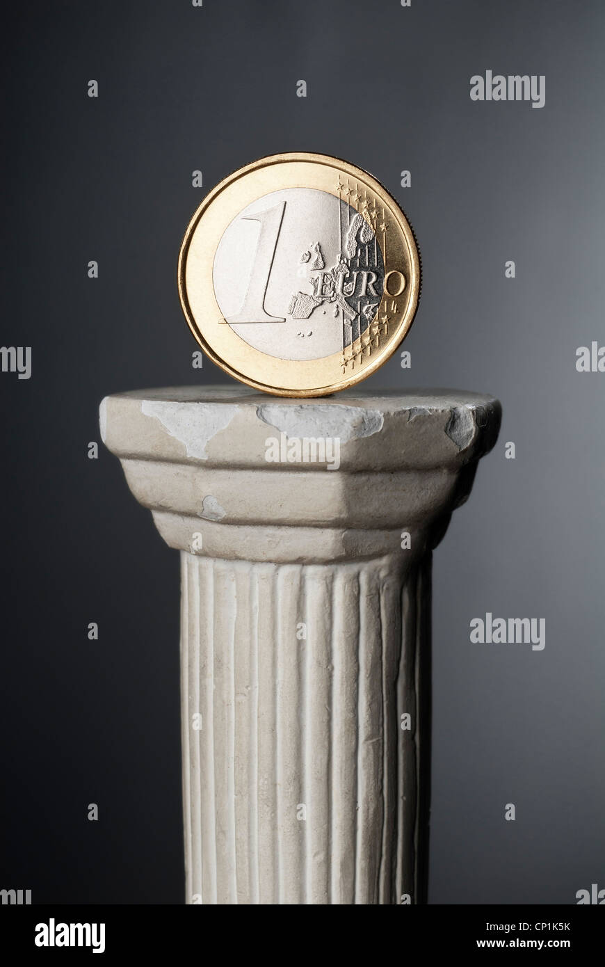 € medaglia sorge su una colonna classica di fronte a uno sfondo scuro. Foto Stock