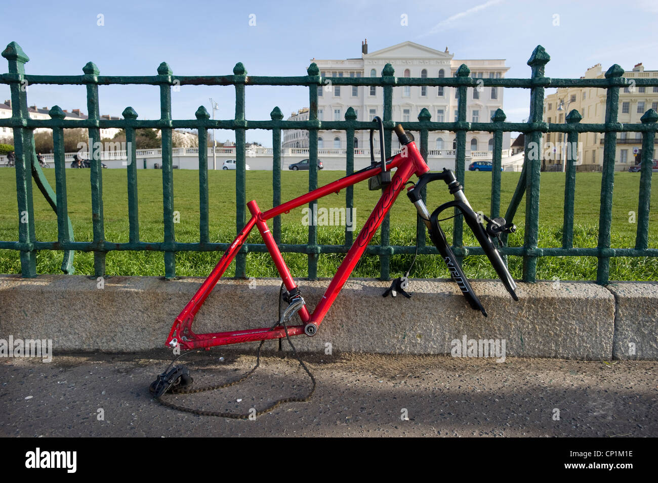 Un soggetto ad atti vandalici bike, incatenato alla ringhiera. Solo il telaio è a sinistra. Foto Stock