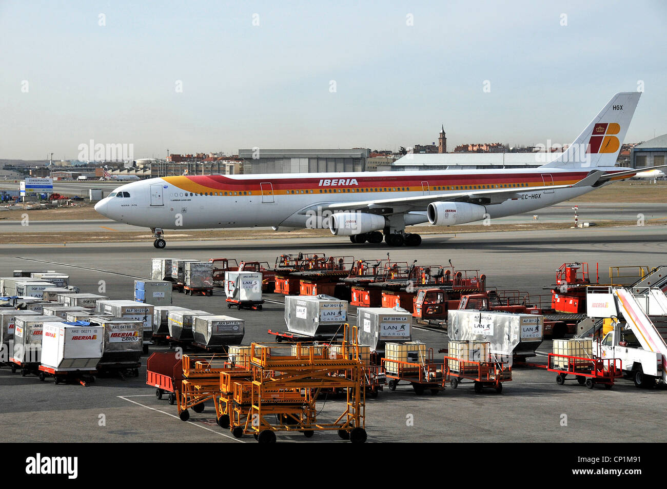 Airbus A340-400 di Iberia airways all'aeroporto internazionale Barajas di Madrid Spagna Foto Stock