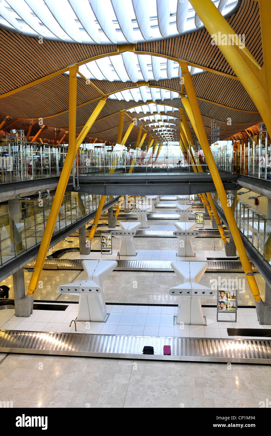 Il reclamo bagagli hall aeroporto internazionale Barajas di Madrid Spagna Foto Stock