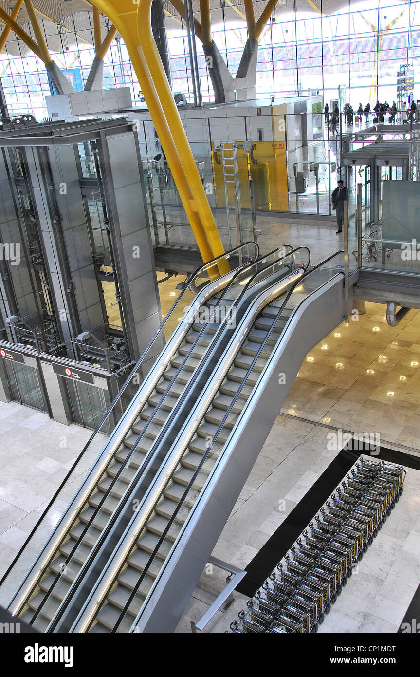 Escalator aeroporto internazionale Barajas di Madrid Spagna Foto Stock