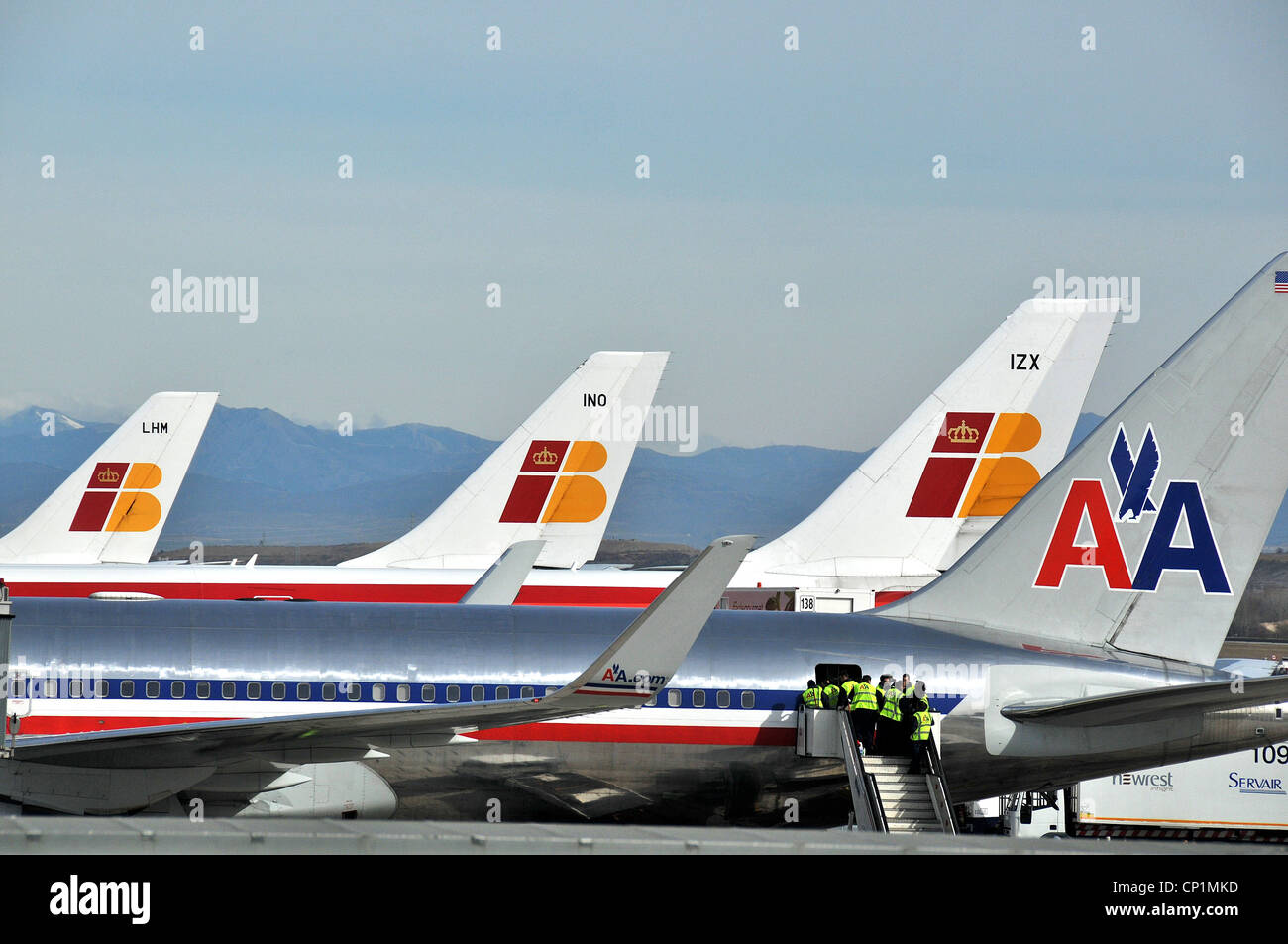 Aerei operati da Iberia e American Airlines aeroporto internazionale Barajas di Madrid Spagna Foto Stock