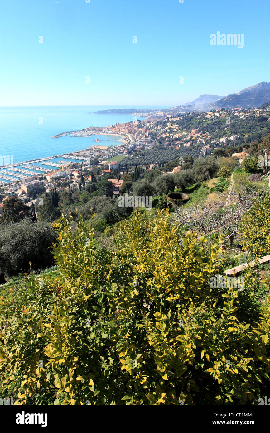 Panoramica della città costiera di Mentone sulla Costa Azzurra Foto Stock