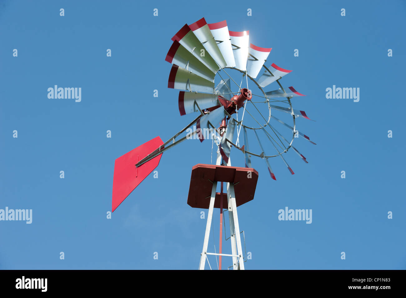 Mulino a vento sulla fattoria nella parte anteriore della soleggiata cielo blu Foto Stock