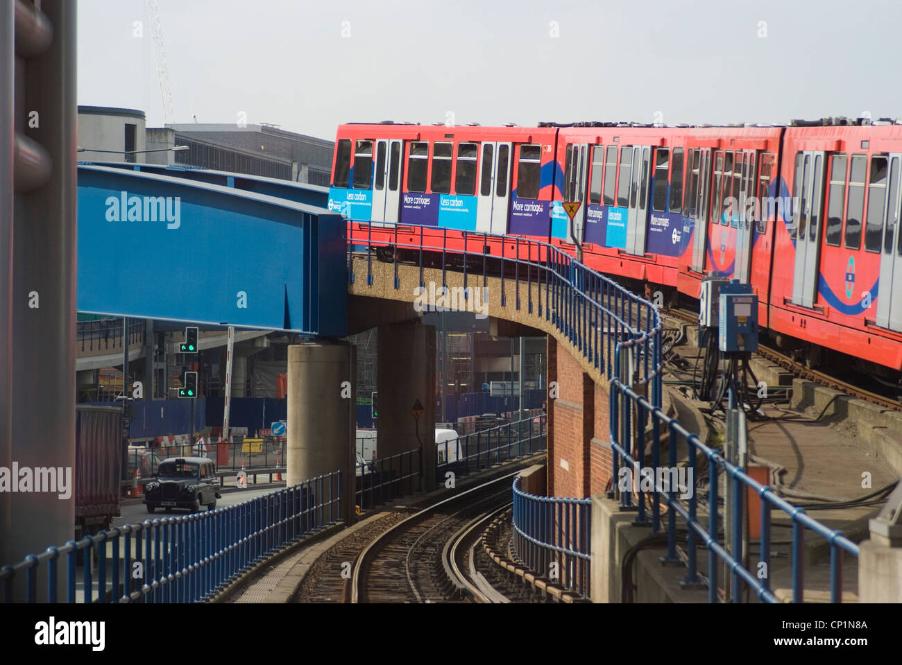 Docklands Light Railway treno en route a Canary Wharf (da est), London E14 Foto Stock