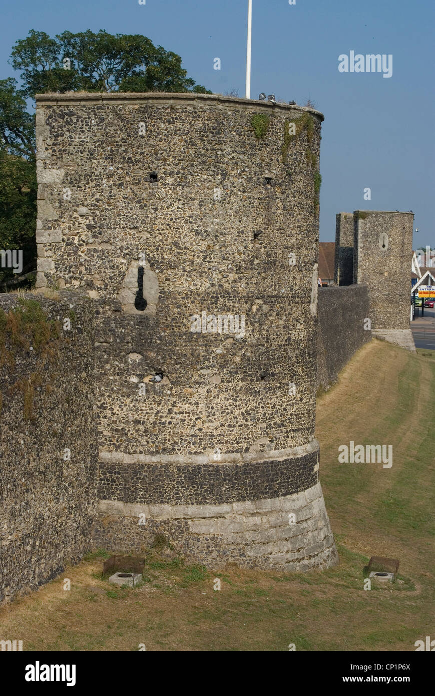 Resti della torre come parte dell'originale cinta muraria della città (c.xiv c) da Canterbury, Kent, Inghilterra Foto Stock