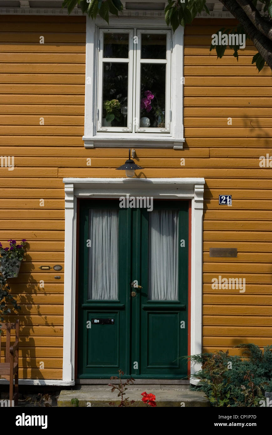 Finestra e porta della vecchia casa in legno nel quartiere storico, Kristiansand, Norvegia Foto Stock