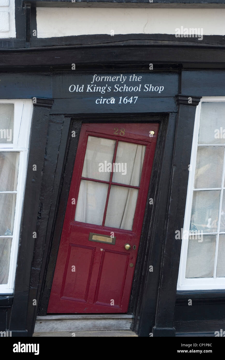 Portale inclinato, old King's School Shop (ora residenza), Canterbury, nel Kent, Inghilterra Foto Stock