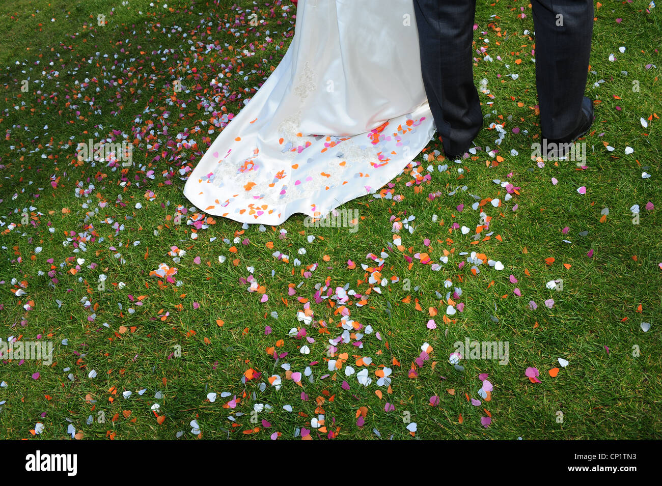 Matrimonio e confetti bouquet abito da sposa in treno Foto Stock