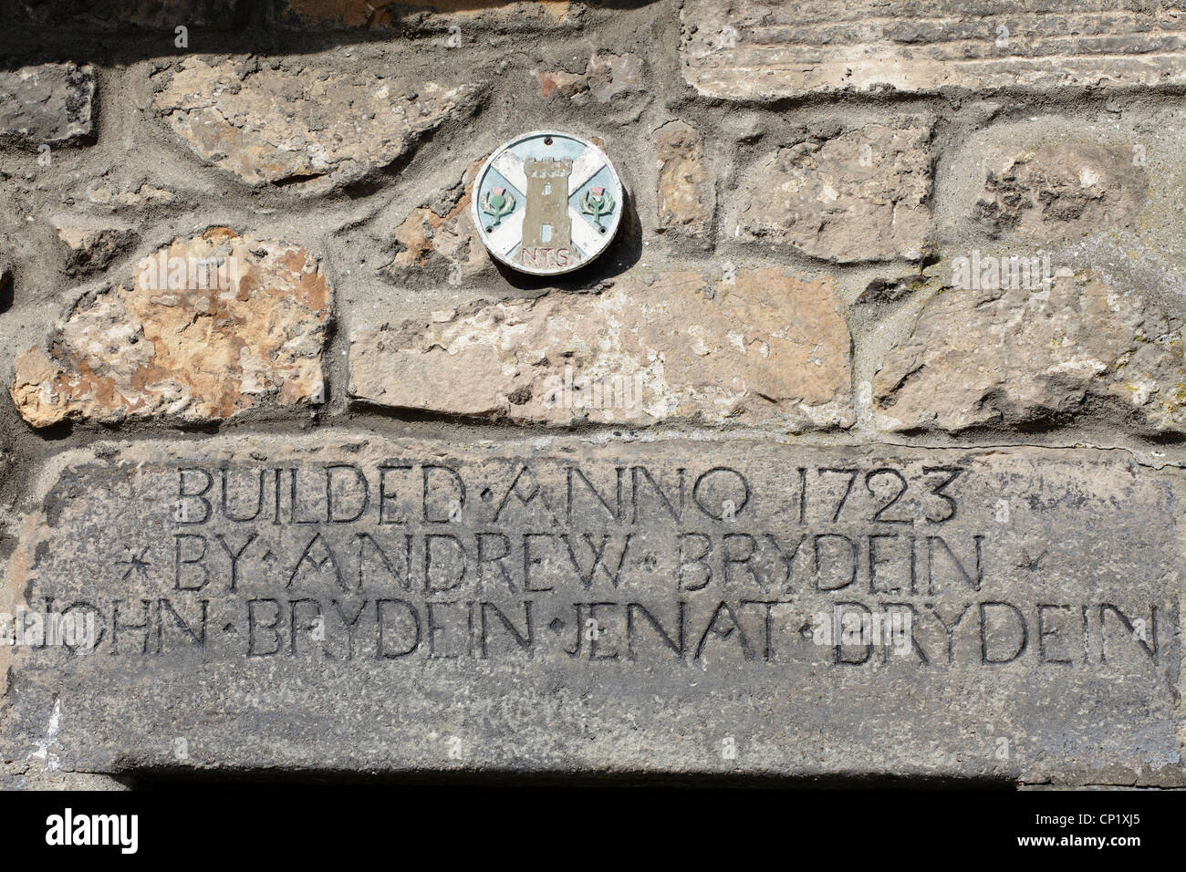 Architrave di pietra con un'iscrizione sopra una porta al Weaver's Cottage gestito dal National Trust for Scotland, The Cross, Kilbarchan, Renfrewshire, Regno Unito Foto Stock