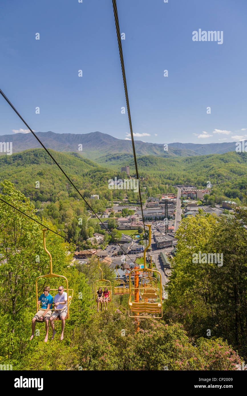 Persone su Sky attrazione di sollevamento a Gatlinburg, Tennessee nelle Smoky Mountains Foto Stock
