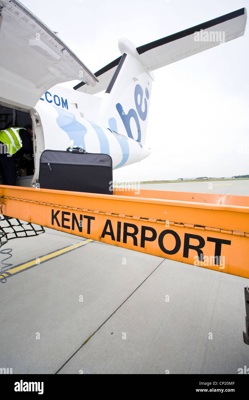 Carico di bagagli, Manston aeroporto, Kent, England, Regno Unito Foto Stock