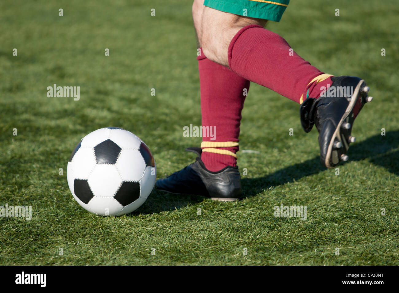 Un giocatore di calcio riprese di una sfera, close up foto Foto Stock