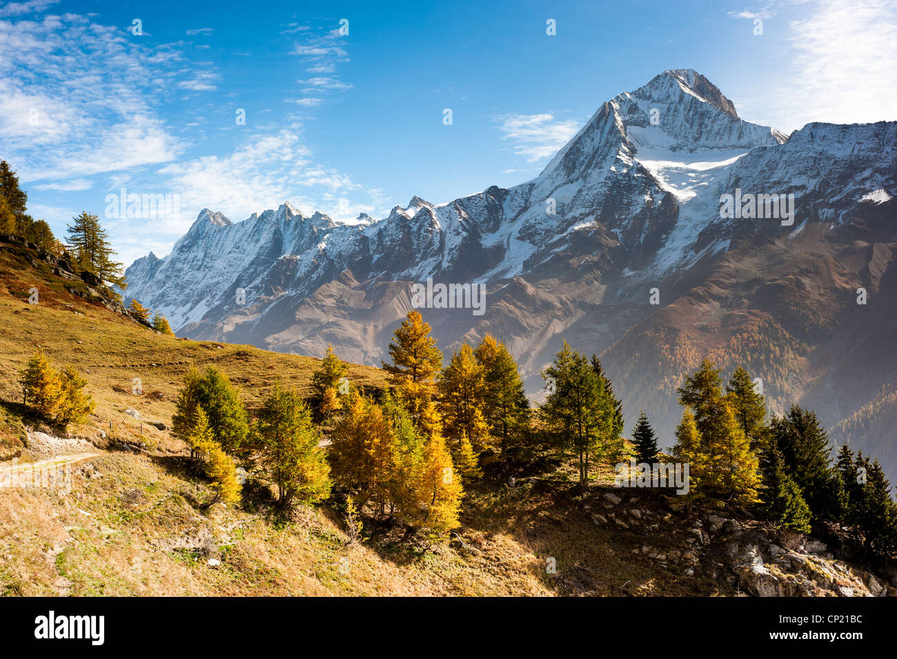 Bietschorn picco di montagna in autunno. Vista da Laucheralp, Loetschental, Vallese, Svizzera Foto Stock