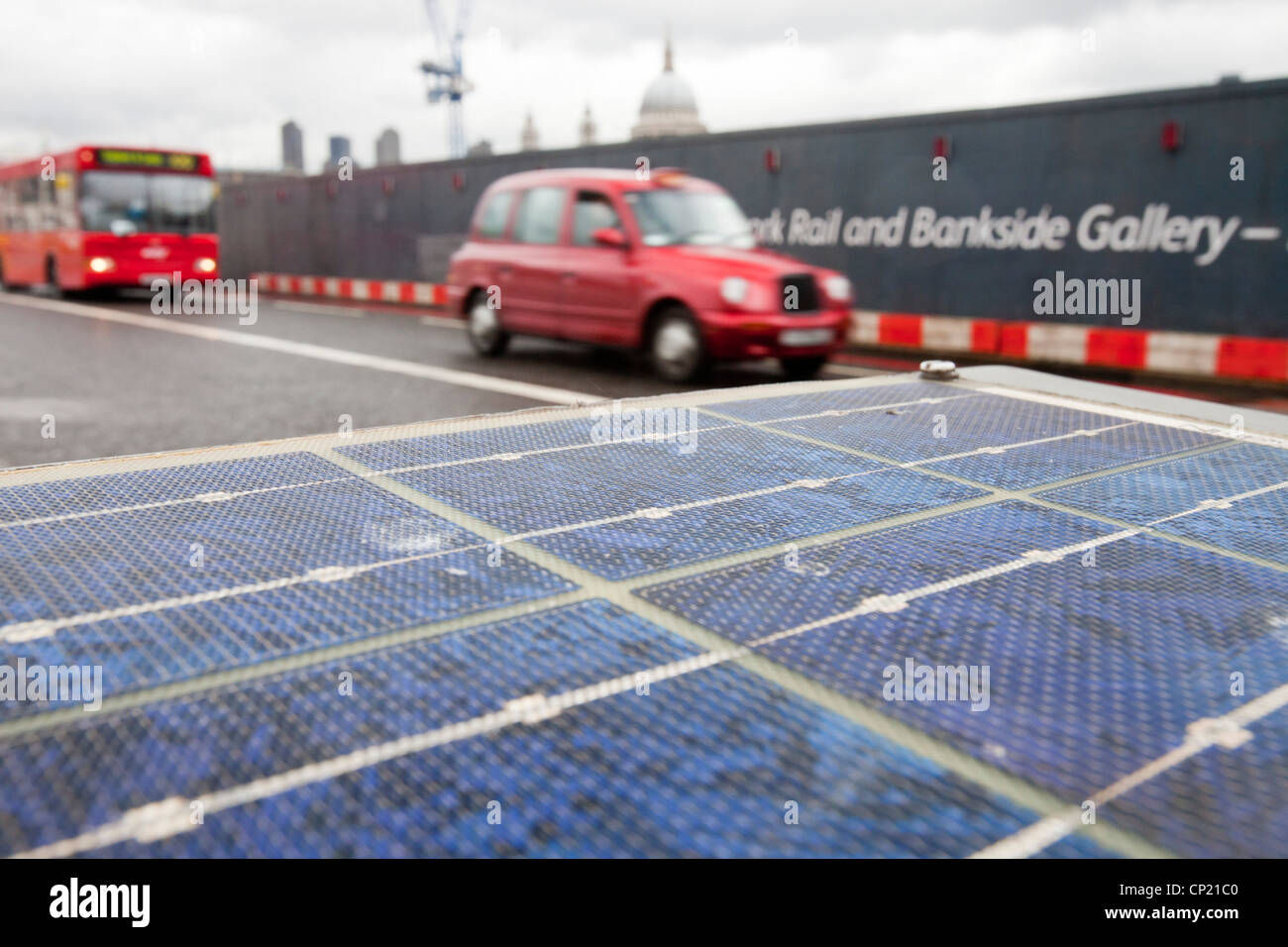 Blackfriars Bridge di Londra, Regno Unito, che sta subendo una trasformazione e sarà coperta da pannelli solari. Foto Stock